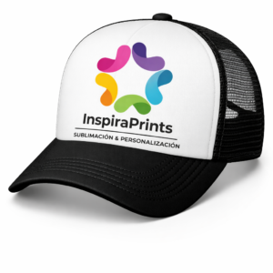 Gorra trucker personalizada sublimada con logo en alta resolución.