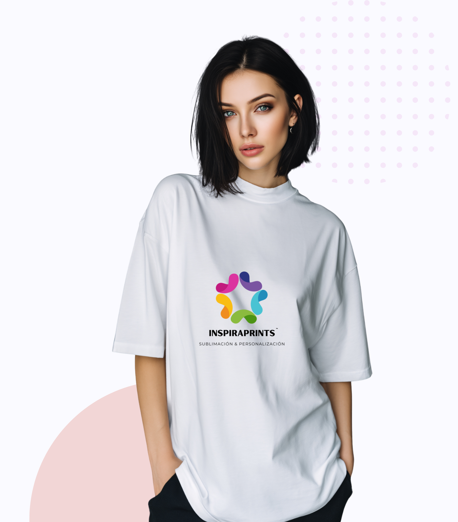 Modelo vistiendo camiseta blanca personalizada con el logo de InspiraPrints